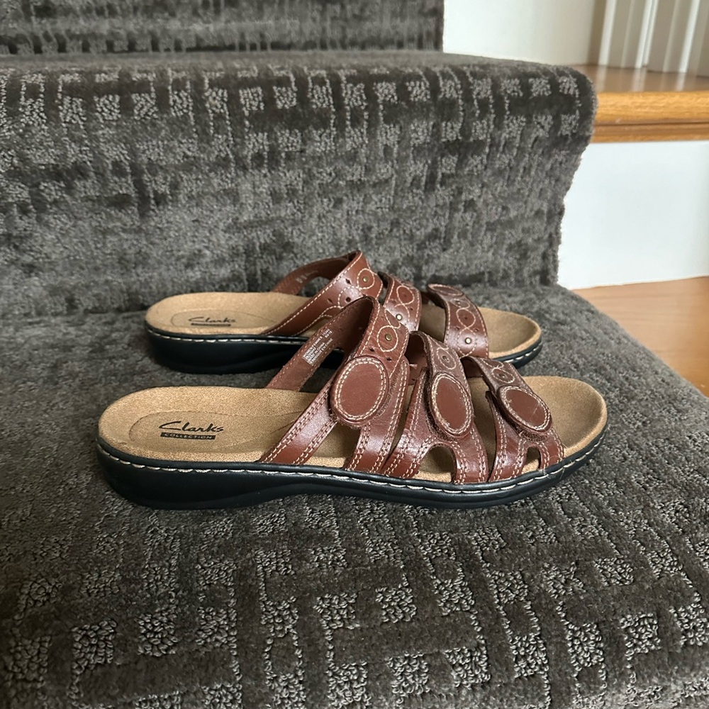 Clarks Leisa Flat Sandals